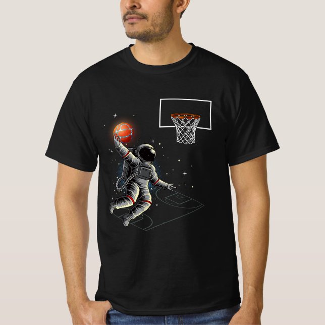 Astronaut spelar basketball Dunking utanför rymden T Shirt (Framsida)