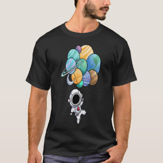 Astronaut spelar med planetballonger t shirt