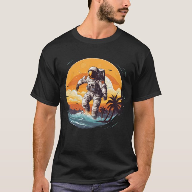 Astronaut surfande på strand t shirt (Framsida)