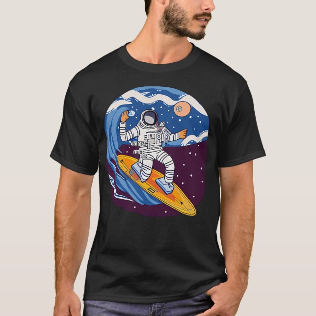 Astronaut Surfing in Space T Shirt (Framsida)