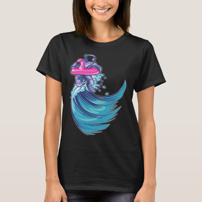 Astronaut Surfing Ocean Waves With Pink Flamingo F T Shirt (Framsida)