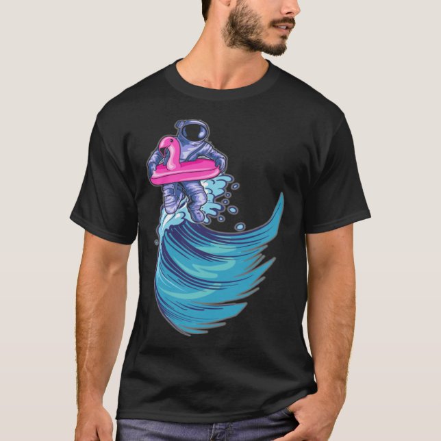 Astronaut Surfing Ocean Waves With Pink Flamingo F T Shirt (Framsida)