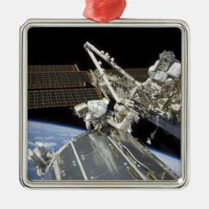 Astronaut utför en serie av uppgifter julgransprydnad metall