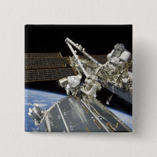 Astronaut utför en serie av uppgifter knapp