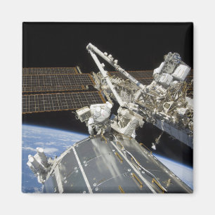Astronaut utför en serie av uppgifter magnet
