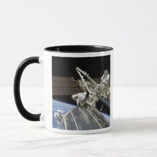 Astronaut utför en serie av uppgifter mugg