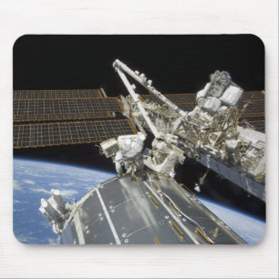 Astronaut utför en serie av uppgifter musmatta