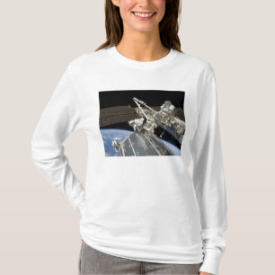 Astronaut utför en serie av uppgifter t shirt