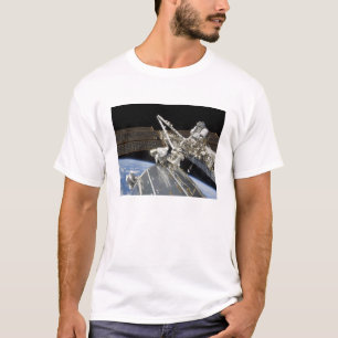 Astronaut utför en serie av uppgifter t shirt