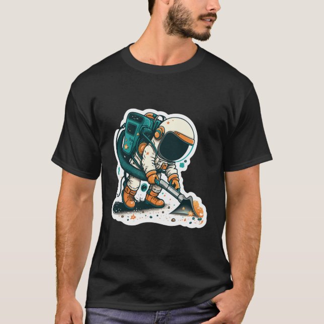 Astronaut Vacuuming Stars T Shirt (Framsida)