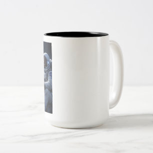 Astronauter som dricker kaffe Två-Tonad mugg