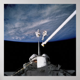 Astronauter utför rymdfärder ovanför Discovery Poster