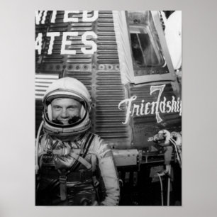 Astronautet John Glenn poserar bredvid vänskap 7 Poster