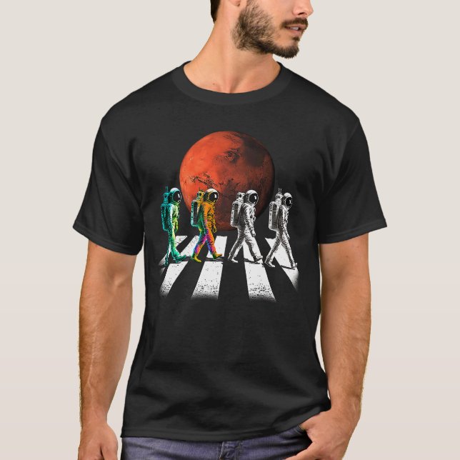 Astronauts Walking on Pedestrian Lane in Space Occ T Shirt (Framsida)