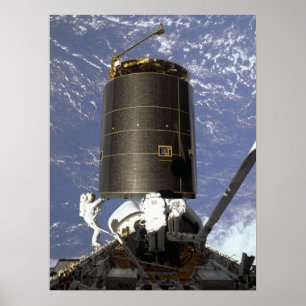 Astronauttillfångatagandet och reparerar INTELSAT Poster
