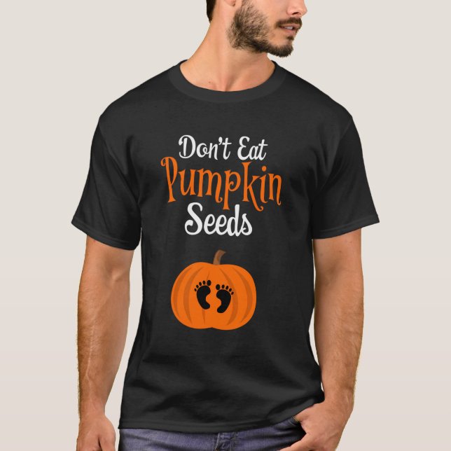 Ät inte Pumpkin Seeds Halloween Gravid Announ T Shirt (Framsida)