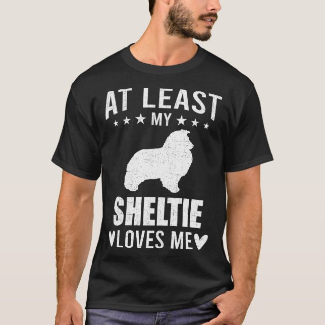 At Least My Sheltie Loves Me Dog T Shirt (Framsida)