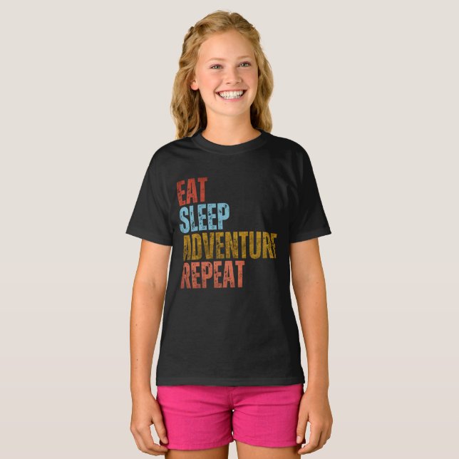ÄT SÖMN ÄVENTYR UPPREPA T SHIRT (Hel framsida)