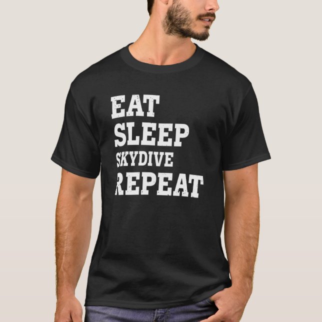 Ät Sov Fallskärmsflygning Upprepa  Sarksatisk T Shirt (Framsida)