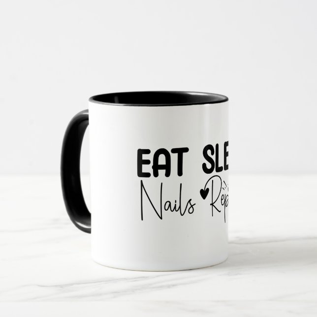 Ät Sov Nails Upprepa, Nageltekniker Mugg (Framsida vänster)