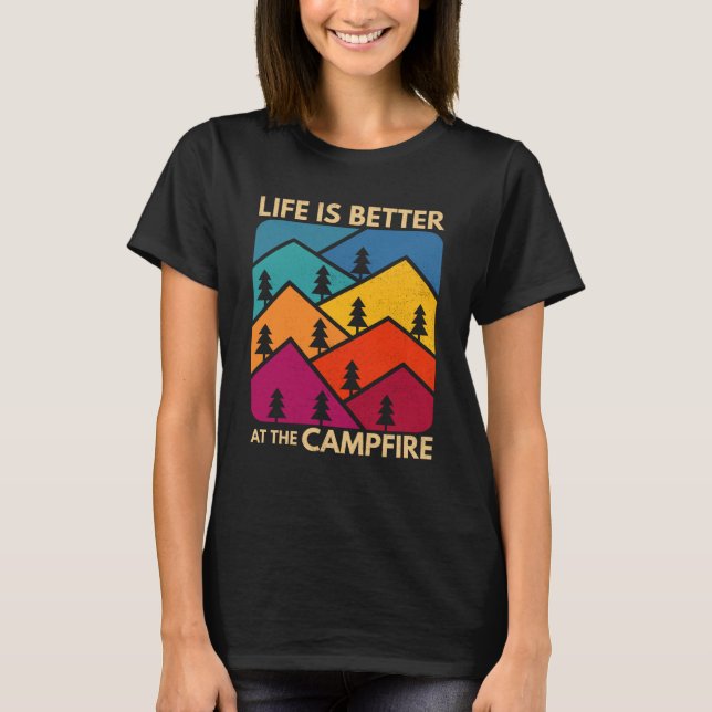 At The Campfire Camper Outdoorlife Camping T Shirt (Framsida)