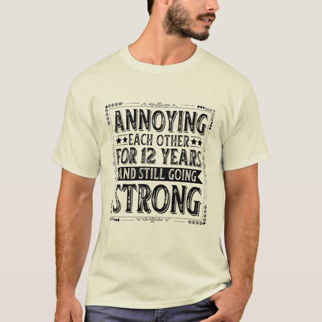 Åt varandra och fortfarande under 12 år t shirt (Framsida)