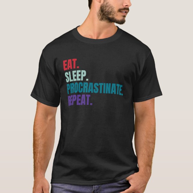 Ät viloläge Procrastint Repeat T Shirt (Framsida)