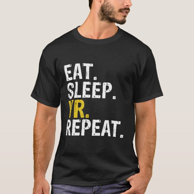 Ät viloläge Vr Upprepa gåva T Shirt (Framsida)
