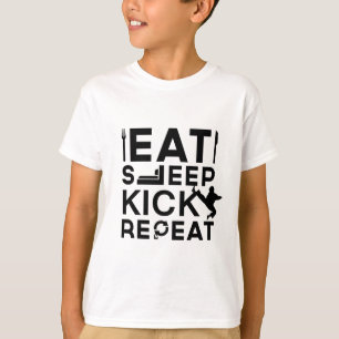 Äta, sova, sparka, repetitionkampsportgåvor t shirt