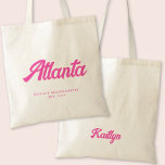 Atlanta Bachelorette Party Personlig Tote Tygkasse<br><div class="desc">Få party att börja med den här atanta-personligen för retro rosa till väskan. Det här trendiget är utformat så att du får en Bachelorette-stad i ett snyggt-återbildningsteckensnitt,  med gott om utrymme för anpassning med bridens namn och datum. Perfekt lägger till lite roligt och fläkt i din händelse.</div>
