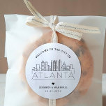 Atlanta Skyline | Välkomsthälsoförmån för Bröllop Runt Klistermärke<br><div class="desc">Förbättra ditt bröllop välkomna paket eller evenemangets party favors med en anpassningsbar av välkomstklistermärken! Dessa eleganter, som ändå har små stil-klistermärken, är skräddarsydda för att ett bröllop ska ta ställe i den vackra staden Atlanta. De har en modern dekoskylin där namn i staden är inbyggt under. All inslag i designen,...</div>