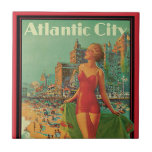 Atlantic City Resort, Pennsylvania Railroad Travel Kakelplatta<br><div class="desc">Vintage illustration USA:s bokaffisch för Atlantic City, New jersey via Pennsylvania-järnvägen, med en vacker, blond-stift på en badande kvinna i kostym som höll en handduk tittar vid sol på stranden under sommaren. Folk har roligt på stranden och på strandpromenad. Atlantstad är en resort som är känd för spel, shopping och...</div>