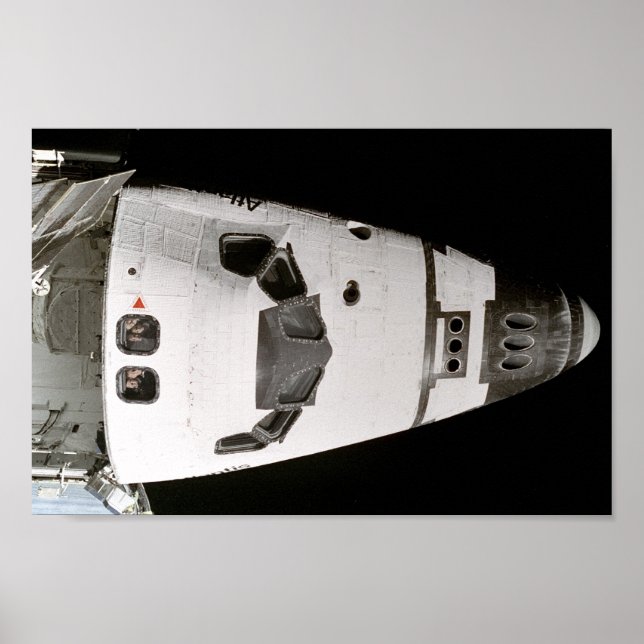 Atlantis besättning tittar upp i Mir Space Station Poster (Framsidan)