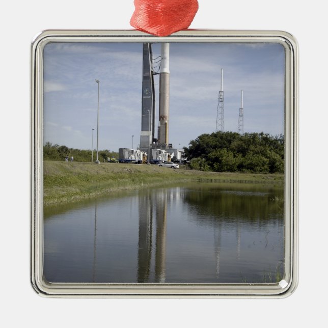 Atlas V/Centaur anländer till startkompilen Julgransprydnad Metall (Framsidan)