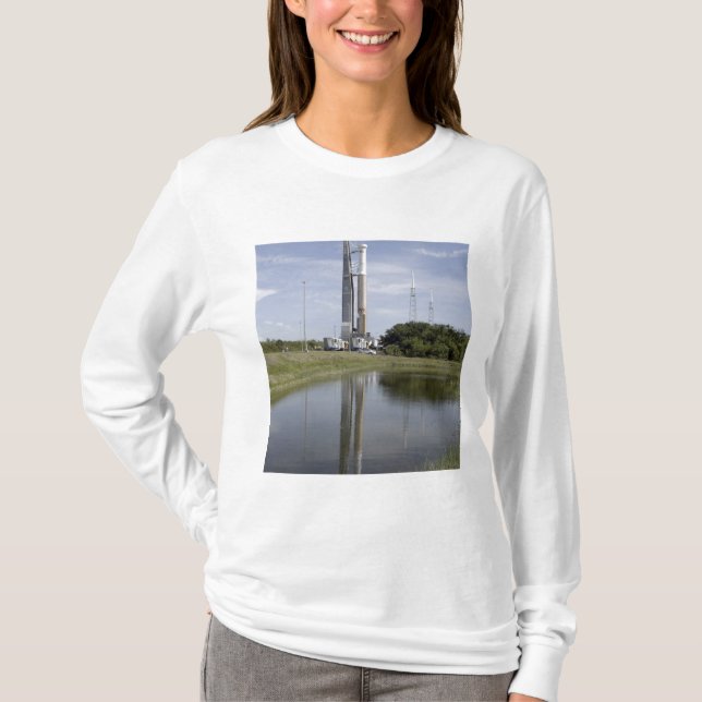 Atlas V/Centaur anländer till startkompilen T-shirt (Framsida)