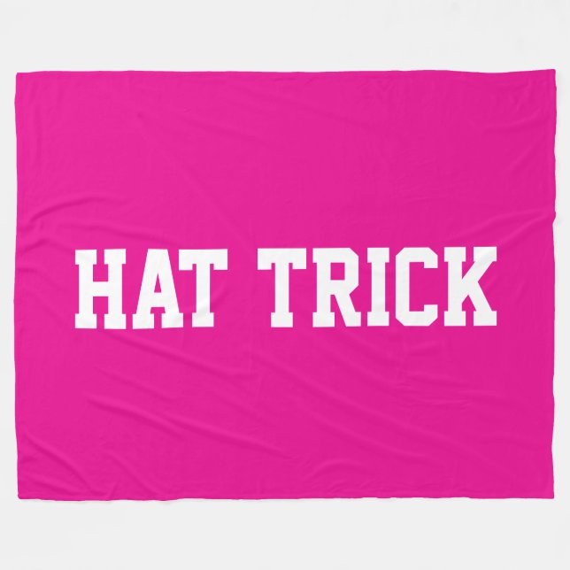 Atletisk fet vit HAT TRICK-text på ljusrosa Fleecefilt (Framsidan (Horisontell))