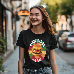Ätlig hamburger med färsk sallat och smält t shirt
