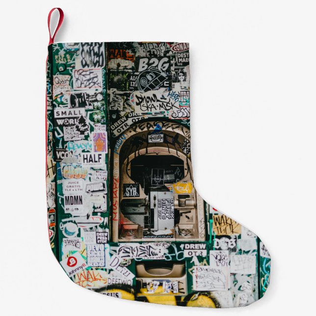 ATM MACHINE WITH GRAFFITI LITEN JULSTRUMPA (Framsidan)