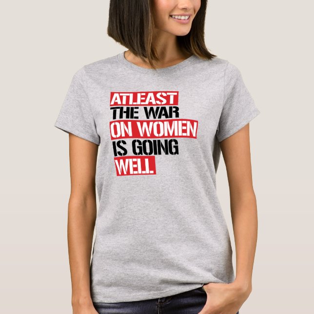 Åtminstone går Krig om kvinnor bra T Shirt (Framsida)