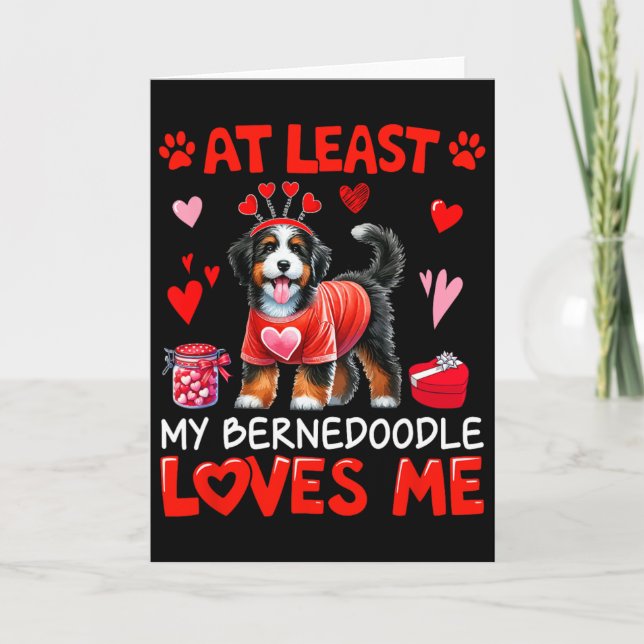 Åtminstone min Bernedoodle älskar mig Alla hjärtan Kort (Framsida)
