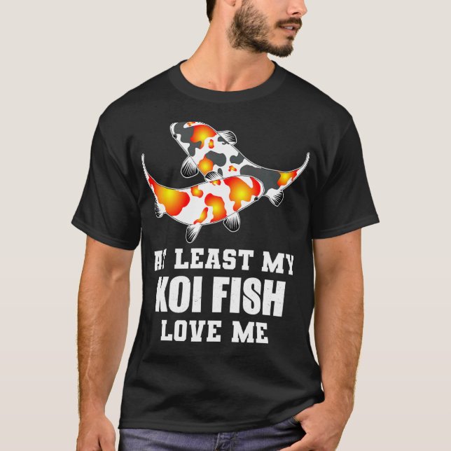 Åtminstone min Koi-fisk älskar mig - Koi T Shirt (Framsida)