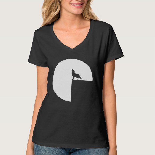 Atmospheric Wolf Howling at the Full Moon  1 T Shirt (Framsida)