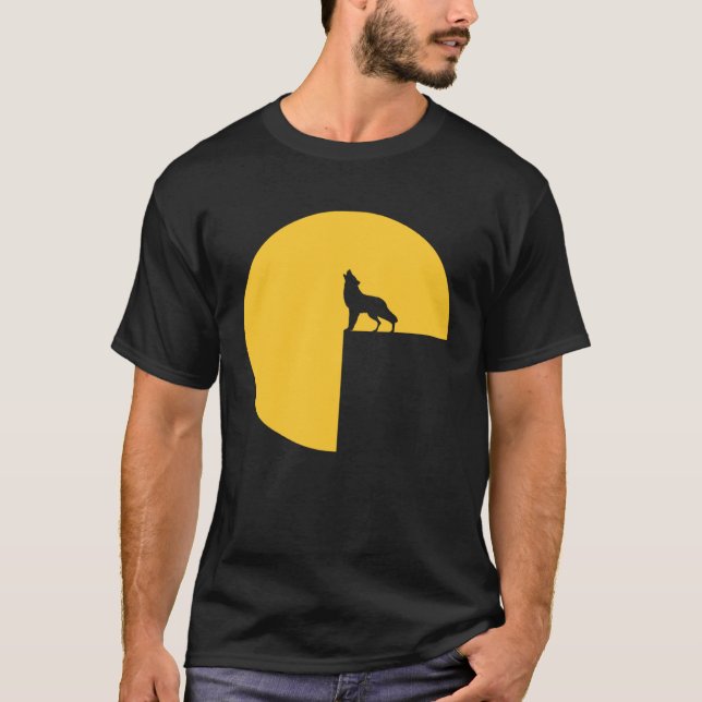 Atmospheric Wolf Howling at the Full Moon T Shirt (Framsida)