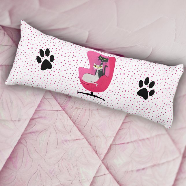 Atomkatterna i rosa stol svarta tassavtryck pricka kroppskudde (Cats in mid century pink chair black cat paw prints on pink dots on white body bed pillow.)