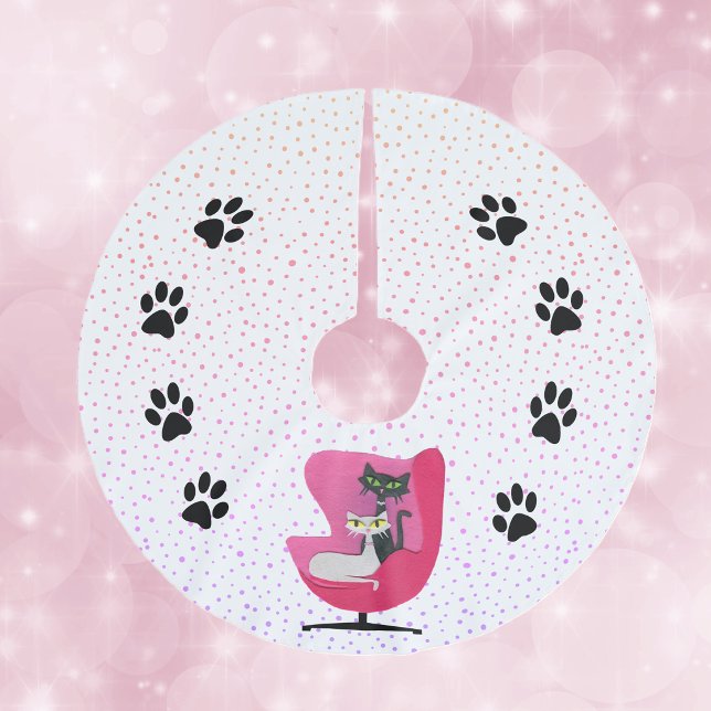 Atomkatterna Rosa stol Svarta tassavtryck Rosa pri Julgransmatta Borstad Polyester (Atomic cats in pink chair black cat paw prints pink polka dots on white Christmas tree skirt.)