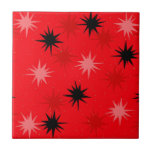 Atomröda stjärnor keramiskt plattor kakelplatta<br><div class="desc">AtomRed Starburger Ceramic Tile har hela mitt århundrade moderna roligt av ditt mormas kök, minus det klibbiga linoleum. Kitschydesignen har en röd bakgrund med guld-spekkler och slumpmässigt placerade stjärnsprängningar i svart, och skuggor av rött och mörkens rosa. Denna vintage inspirerade mönster är modet tillräckligt för att vara snyggt och tillräckligt...</div>