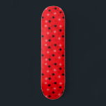 Atomröda stjärnor Skateboard<br><div class="desc">Denna atommröda Starbursts skateboard har hela mitt sekel modern roligt av ditt mormas kök, minus det klibbiga linoleum. Kitschydesignen har en röd bakgrund med guld-spekkler och slumpmässigt placerade stjärnsprängningar i svart, och skuggor av rött och mörkens rosa. Denna vintage inspirerade mönster är modet tillräckligt för att vara snyggt och tillräckligt...</div>