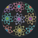 Atomstrukturen Mönster Science Runt Klistermärke<br><div class="desc">VETENSKAPSMÄSARE. Coola,  trendigets vetenskap inspirerade till klistermärken designade som en gåva till alla vetenskapsmän,  vetenskapslärare,  science studenter,  i kort,  vilken vetenskapsman som helst i ditt liv (och det inkluderar dig)! Designad av Science Geekness© på http://www.zazzle.com/sciencegeekness*</div>