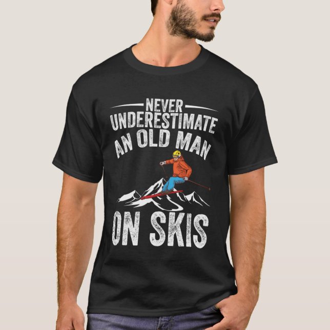 Att aldrig underskatta en gammal man på Skis Manar T Shirt (Framsida)