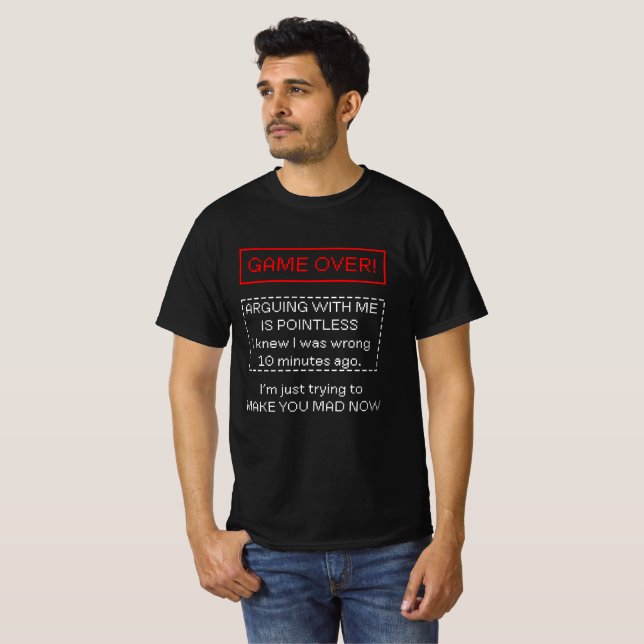 Att argumentera med mig är meningslöst t shirt (Hel framsida)